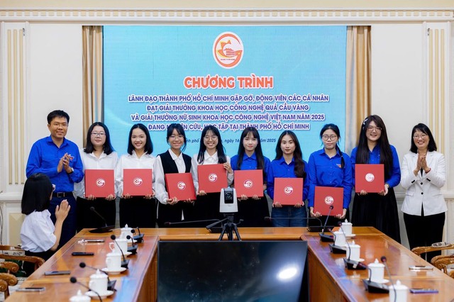 Chương trình lãnh đạo Thành phố Hồ Chí Minh gặp gỡ, động viên các cá nhân đạt giải thưởng Quả Cầu vàng và giải thưởng Nữ sinh khoa học Công nghệ Việt Nam năm 2025- Ảnh 2. Chương trình lãnh đạo Thành phố Hồ Chí Minh gặp gỡ, động viên các cá nhân đạt giải thưởng Quả Cầu vàng và giải thưởng Nữ sinh khoa học Công nghệ Việt Nam năm 2025- Ảnh 2.