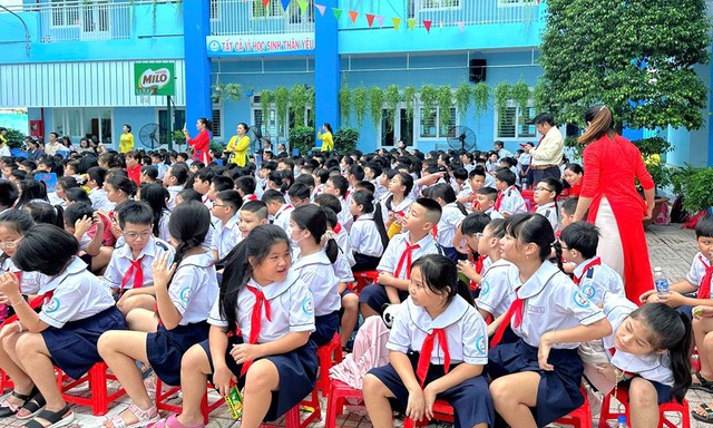 TP. Hồ Chí Minh thông qua chính sách hỗ trợ 100% mức đóng BHYT cho học sinh và người trên 65 tuổi- Ảnh 2. TP. Hồ Chí Minh thông qua chính sách hỗ trợ 100% mức đóng BHYT cho học sinh và người trên 65 tuổi- Ảnh 2.