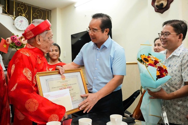 TP. Hồ Chí Minh thông qua chính sách hỗ trợ 100% mức đóng BHYT cho học sinh và người trên 65 tuổi- Ảnh 1. TP. Hồ Chí Minh thông qua chính sách hỗ trợ 100% mức đóng BHYT cho học sinh và người trên 65 tuổi- Ảnh 1.