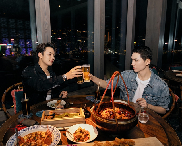 "Bắt dính" cặp đôi SEVENTEEN tại Cảng Victoria về đêm, hóa ra để làm những điều đặc biệt này- Ảnh 1.