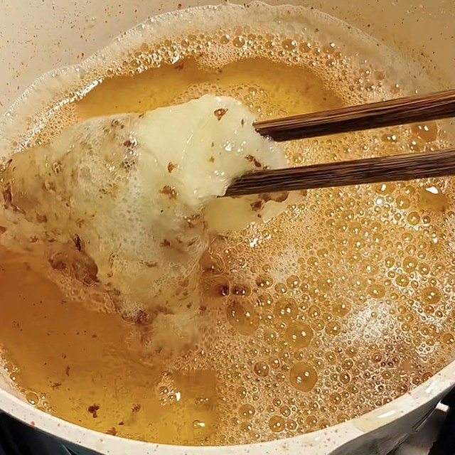 Tại sao nên cho cơm nguội vào dầu đã chiên?- Ảnh 6. Tại sao nên cho cơm nguội vào dầu đã chiên?- Ảnh 6.