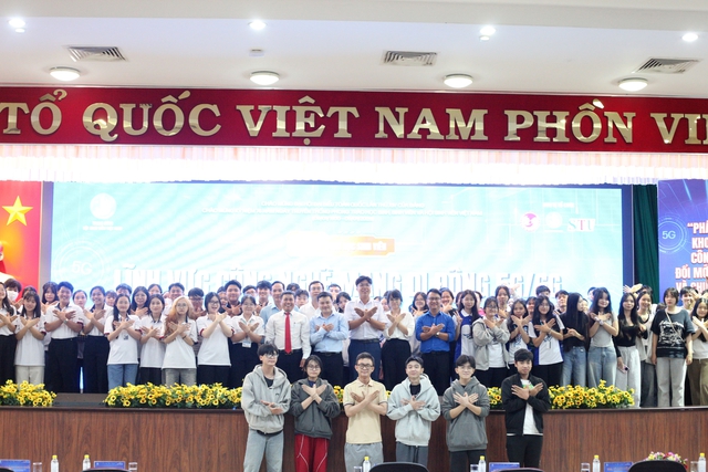 BTC, các khách mời và các bạn sinh viên chụp hình lưu niệm.