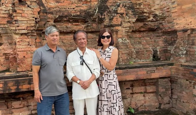 Chế Linh gây chú ý khi xuất hiện ở Nha Trang- Ảnh 3. Chế Linh gây chú ý khi xuất hiện ở Nha Trang- Ảnh 3.