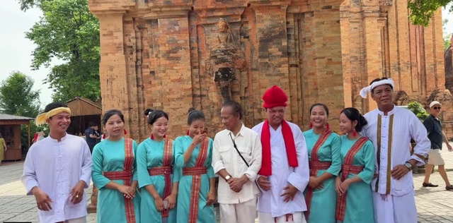 Chế Linh gây chú ý khi xuất hiện ở Nha Trang- Ảnh 2. Chế Linh gây chú ý khi xuất hiện ở Nha Trang- Ảnh 2.