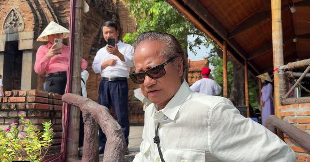 Chế Linh gây chú ý khi xuất hiện ở Nha Trang- Ảnh 1. Chế Linh gây chú ý khi xuất hiện ở Nha Trang- Ảnh 1.