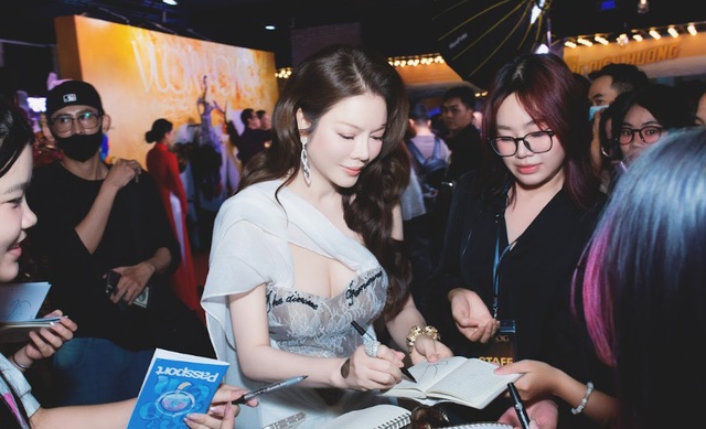 Lý Nhã Kỳ cởi nhẫn kim cương tiền tỷ ngay tại sự kiện để làm một việc- Ảnh 2. Lý Nhã Kỳ cởi nhẫn kim cương tiền tỷ ngay tại sự kiện để làm một việc- Ảnh 2.