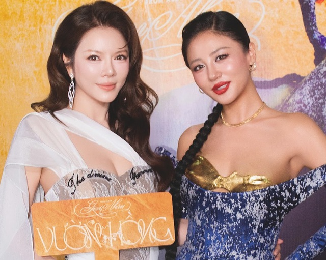 Lý Nhã Kỳ cởi nhẫn kim cương tiền tỷ ngay tại sự kiện để làm một việc- Ảnh 1. Lý Nhã Kỳ cởi nhẫn kim cương tiền tỷ ngay tại sự kiện để làm một việc- Ảnh 1.