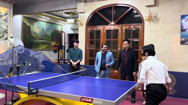 Ngọc Sơn bịt mắt làm 1 việc trong biệt thự dát vàng, khách nước ngoài trầm trồ- Ảnh 4. Ngọc Sơn bịt mắt làm 1 việc trong biệt thự dát vàng, khách nước ngoài trầm trồ- Ảnh 4.