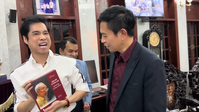 Ngọc Sơn bịt mắt làm 1 việc trong biệt thự dát vàng, khách nước ngoài trầm trồ- Ảnh 3. Ngọc Sơn bịt mắt làm 1 việc trong biệt thự dát vàng, khách nước ngoài trầm trồ- Ảnh 3.