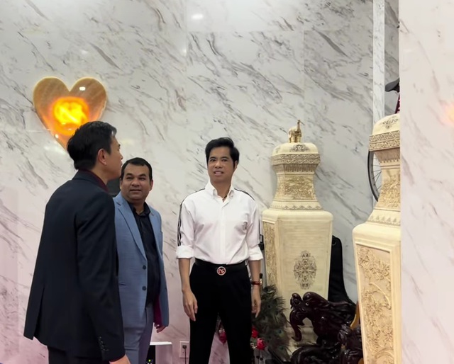 Ngọc Sơn bịt mắt làm 1 việc trong biệt thự dát vàng, khách nước ngoài trầm trồ- Ảnh 1. Ngọc Sơn bịt mắt làm 1 việc trong biệt thự dát vàng, khách nước ngoài trầm trồ- Ảnh 1.