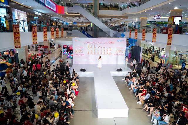 Diễn viên Thanh Hương, cô giáo Hương Đinh xuất hiện tại Show diễn SHINE trong khuôn khổ Vietnam Kids Fashion Week- Ảnh 1. Diễn viên Thanh Hương, cô giáo Hương Đinh xuất hiện tại Show diễn SHINE trong khuôn khổ Vietnam Kids Fashion Week- Ảnh 1.