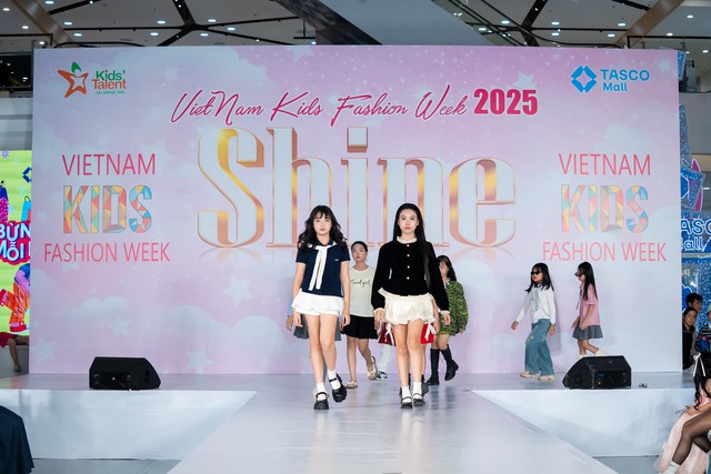 Diễn viên Thanh Hương, cô giáo Hương Đinh xuất hiện tại Show diễn SHINE trong khuôn khổ Vietnam Kids Fashion Week- Ảnh 9. Diễn viên Thanh Hương, cô giáo Hương Đinh xuất hiện tại Show diễn SHINE trong khuôn khổ Vietnam Kids Fashion Week- Ảnh 9.