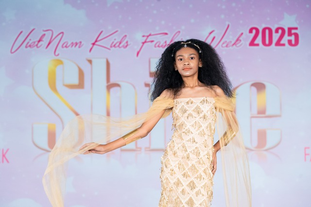 Diễn viên Thanh Hương, cô giáo Hương Đinh xuất hiện tại Show diễn SHINE trong khuôn khổ Vietnam Kids Fashion Week- Ảnh 14. Diễn viên Thanh Hương, cô giáo Hương Đinh xuất hiện tại Show diễn SHINE trong khuôn khổ Vietnam Kids Fashion Week- Ảnh 14.