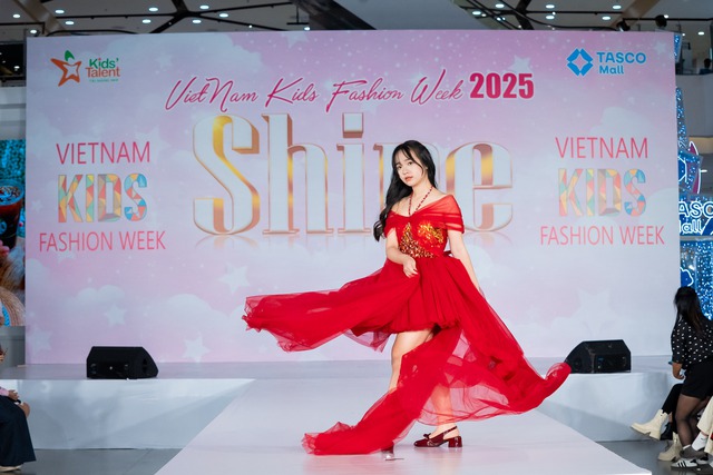 Diễn viên Thanh Hương, cô giáo Hương Đinh xuất hiện tại Show diễn SHINE trong khuôn khổ Vietnam Kids Fashion Week- Ảnh 13. Diễn viên Thanh Hương, cô giáo Hương Đinh xuất hiện tại Show diễn SHINE trong khuôn khổ Vietnam Kids Fashion Week- Ảnh 13.