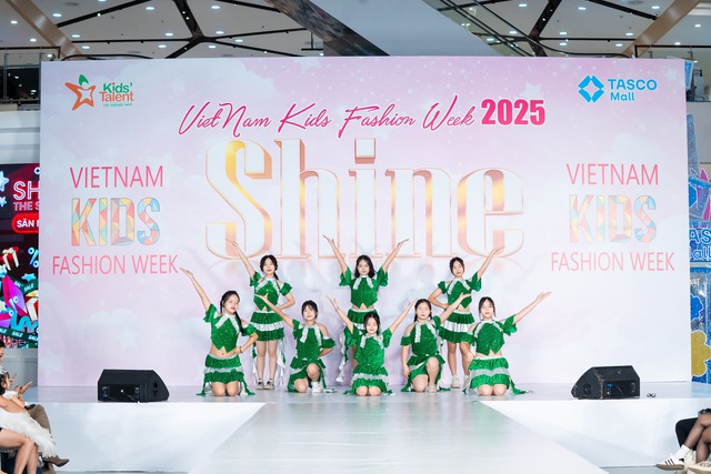 Diễn viên Thanh Hương, cô giáo Hương Đinh xuất hiện tại Show diễn SHINE trong khuôn khổ Vietnam Kids Fashion Week- Ảnh 3. Diễn viên Thanh Hương, cô giáo Hương Đinh xuất hiện tại Show diễn SHINE trong khuôn khổ Vietnam Kids Fashion Week- Ảnh 3.