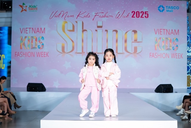 Diễn viên Thanh Hương, cô giáo Hương Đinh xuất hiện tại Show diễn SHINE trong khuôn khổ Vietnam Kids Fashion Week- Ảnh 6. Diễn viên Thanh Hương, cô giáo Hương Đinh xuất hiện tại Show diễn SHINE trong khuôn khổ Vietnam Kids Fashion Week- Ảnh 6.