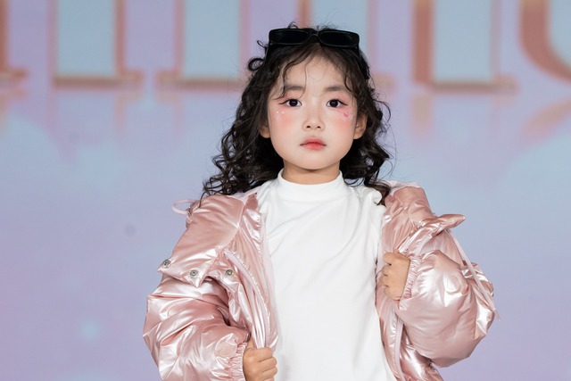 Diễn viên Thanh Hương, cô giáo Hương Đinh xuất hiện tại Show diễn SHINE trong khuôn khổ Vietnam Kids Fashion Week- Ảnh 11. Diễn viên Thanh Hương, cô giáo Hương Đinh xuất hiện tại Show diễn SHINE trong khuôn khổ Vietnam Kids Fashion Week- Ảnh 11.