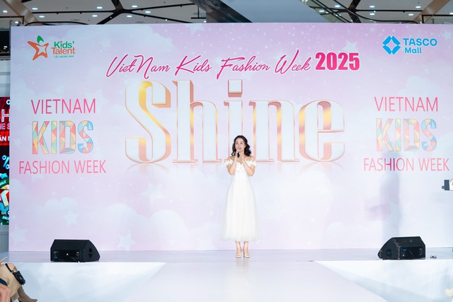 Diễn viên Thanh Hương, cô giáo Hương Đinh xuất hiện tại Show diễn SHINE trong khuôn khổ Vietnam Kids Fashion Week- Ảnh 5. Diễn viên Thanh Hương, cô giáo Hương Đinh xuất hiện tại Show diễn SHINE trong khuôn khổ Vietnam Kids Fashion Week- Ảnh 5.