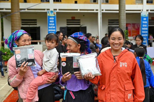 UNIQLO Việt Nam trao tặng 10.000 trang phục giữ nhiệt HEATTECH cho người dân có hoàn cảnh khó khăn tại các tỉnh miền núi- Ảnh 4.