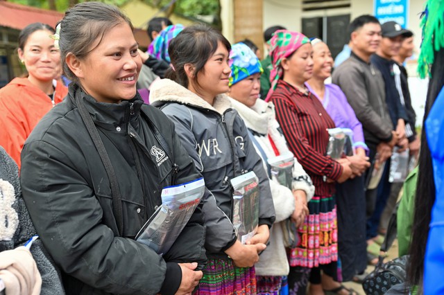 UNIQLO Việt Nam trao tặng 10.000 trang phục giữ nhiệt HEATTECH cho người dân có hoàn cảnh khó khăn tại các tỉnh miền núi- Ảnh 6.
