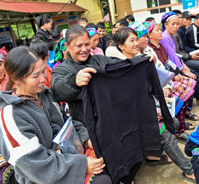 UNIQLO Việt Nam trao tặng 10.000 trang phục giữ nhiệt HEATTECH cho người dân có hoàn cảnh khó khăn tại các tỉnh miền núi- Ảnh 5.