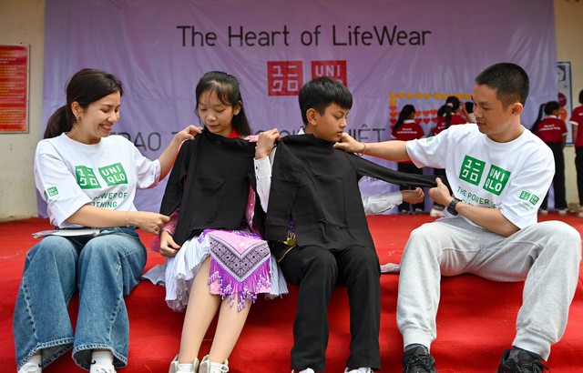 UNIQLO Việt Nam trao tặng 10.000 trang phục giữ nhiệt HEATTECH cho người dân có hoàn cảnh khó khăn tại các tỉnh miền núi- Ảnh 9.