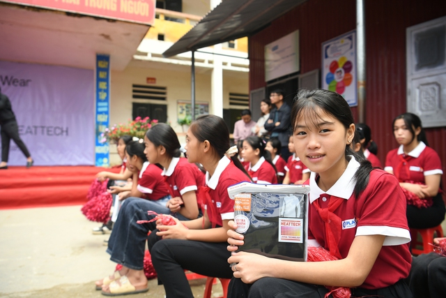 UNIQLO Việt Nam trao tặng 10.000 trang phục giữ nhiệt HEATTECH cho người dân có hoàn cảnh khó khăn tại các tỉnh miền núi- Ảnh 10.