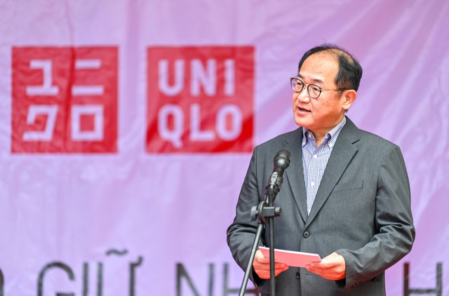 UNIQLO Việt Nam trao tặng 10.000 trang phục giữ nhiệt HEATTECH cho người dân có hoàn cảnh khó khăn tại các tỉnh miền núi- Ảnh 2.