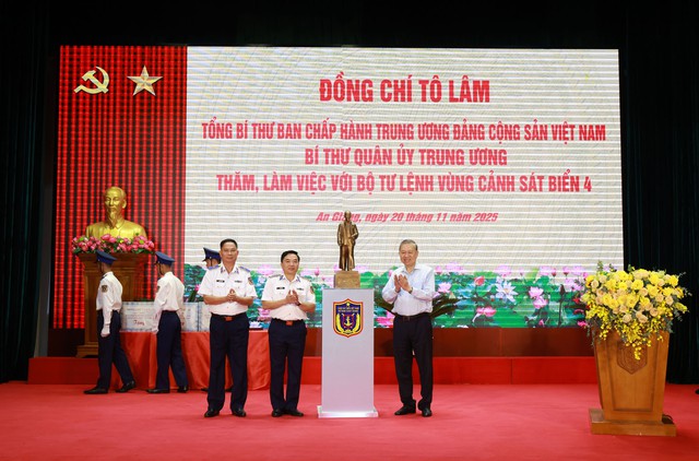 Tổng Bí thư Tô Lâm thăm, làm việc với Bộ Tư lệnh Vùng Cảnh sát biển 4- Ảnh 5. Tổng Bí thư Tô Lâm thăm, làm việc với Bộ Tư lệnh Vùng Cảnh sát biển 4- Ảnh 5.