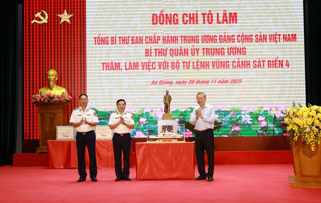 Tổng Bí thư Tô Lâm thăm, làm việc với Bộ Tư lệnh Vùng Cảnh sát biển 4- Ảnh 6. Tổng Bí thư Tô Lâm thăm, làm việc với Bộ Tư lệnh Vùng Cảnh sát biển 4- Ảnh 6.