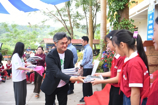 UNIQLO Việt Nam trao tặng 10.000 trang phục giữ nhiệt HEATTECH cho người dân có hoàn cảnh khó khăn tại các tỉnh miền núi- Ảnh 8.