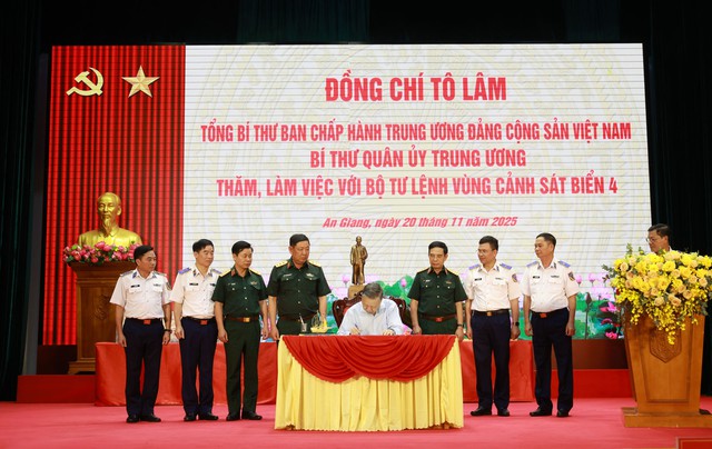 Tổng Bí thư Tô Lâm thăm, làm việc với Bộ Tư lệnh Vùng Cảnh sát biển 4- Ảnh 7. Tổng Bí thư Tô Lâm thăm, làm việc với Bộ Tư lệnh Vùng Cảnh sát biển 4- Ảnh 7.