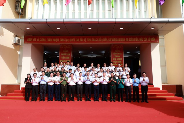 Tổng Bí thư Tô Lâm thăm, làm việc với Bộ Tư lệnh Vùng Cảnh sát biển 4- Ảnh 8. Tổng Bí thư Tô Lâm thăm, làm việc với Bộ Tư lệnh Vùng Cảnh sát biển 4- Ảnh 8.