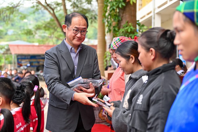 UNIQLO Việt Nam trao tặng 10.000 trang phục giữ nhiệt HEATTECH cho người dân có hoàn cảnh khó khăn tại các tỉnh miền núi- Ảnh 7.