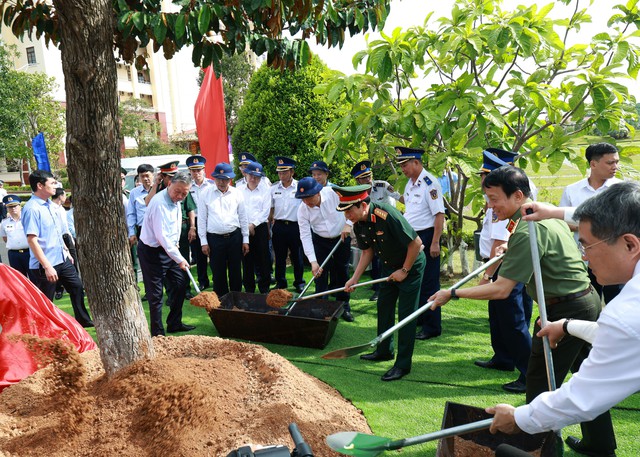 Tổng Bí thư Tô Lâm thăm, làm việc với Bộ Tư lệnh Vùng Cảnh sát biển 4- Ảnh 10. Tổng Bí thư Tô Lâm thăm, làm việc với Bộ Tư lệnh Vùng Cảnh sát biển 4- Ảnh 10.