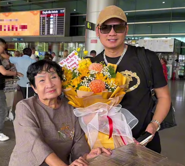 Nam NSƯT vừa sang Mỹ vài ngày đã về nước, ra thông báo- Ảnh 1. Nam NSƯT vừa sang Mỹ vài ngày đã về nước, ra thông báo- Ảnh 1.