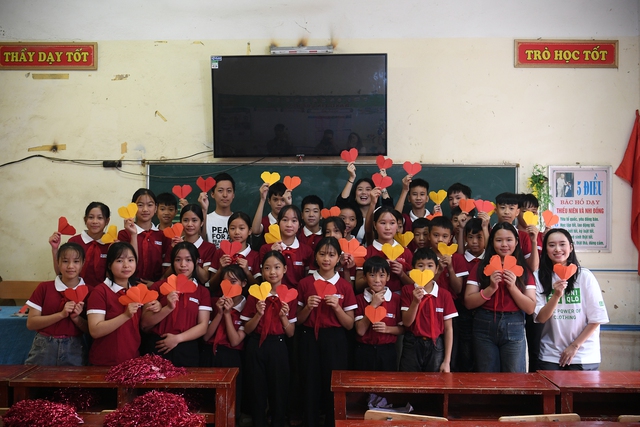 UNIQLO Việt Nam trao tặng 10.000 trang phục giữ nhiệt HEATTECH cho người dân có hoàn cảnh khó khăn tại các tỉnh miền núi- Ảnh 12.