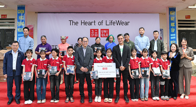 UNIQLO Việt Nam trao tặng 10.000 trang phục giữ nhiệt HEATTECH cho người dân có hoàn cảnh khó khăn tại các tỉnh miền núi- Ảnh 1.