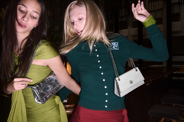 Tory Burch Holiday ’25: Ánh sáng lễ hội giữa nhịp sống Manhattan- Ảnh 4. Tory Burch Holiday ’25: Ánh sáng lễ hội giữa nhịp sống Manhattan- Ảnh 4.