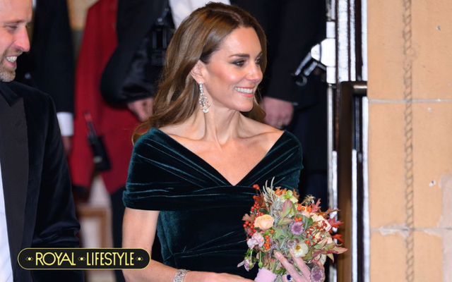 Không chỉ là váy xanh lộng lẫy: Vương phi Kate dùng đôi khuyên tai 55 tỷ đồng để nói lời thương với Nữ hoàng- Ảnh 1.