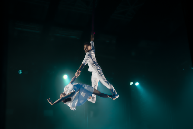 "Cặp đôi vàng" làng Xiếc Việt qua ống kính của sinh viên trường Báo
- Ảnh 2. "Cặp đôi vàng" làng Xiếc Việt qua ống kính của sinh viên trường Báo
- Ảnh 2.