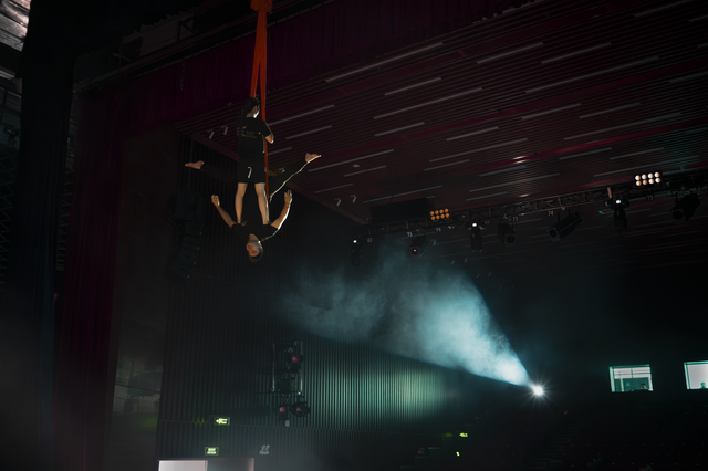 "Cặp đôi vàng" làng Xiếc Việt qua ống kính của sinh viên trường Báo
- Ảnh 4. "Cặp đôi vàng" làng Xiếc Việt qua ống kính của sinh viên trường Báo
- Ảnh 4.