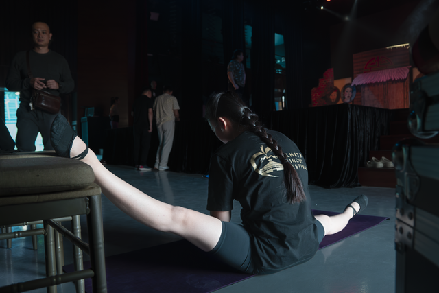 "Cặp đôi vàng" làng Xiếc Việt qua ống kính của sinh viên trường Báo
- Ảnh 5. "Cặp đôi vàng" làng Xiếc Việt qua ống kính của sinh viên trường Báo
- Ảnh 5.