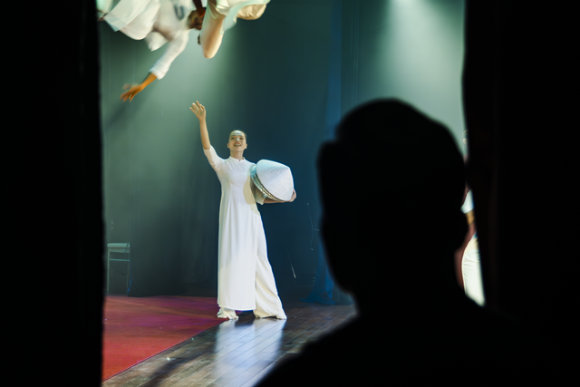 "Cặp đôi vàng" làng Xiếc Việt qua ống kính của sinh viên trường Báo
- Ảnh 7. "Cặp đôi vàng" làng Xiếc Việt qua ống kính của sinh viên trường Báo
- Ảnh 7.