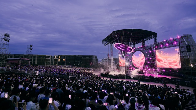 Quốc Thiên bật khóc trong live concert 10.000 khán giả- Ảnh 1.