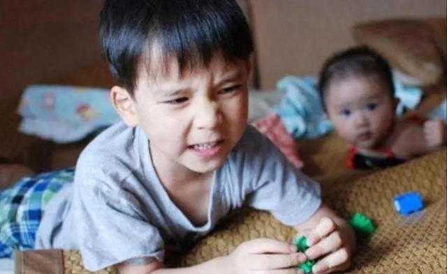 4 dấu hiệu cho thấy con bạn đang giả vờ hiếu thảo trước mặt người khác- Ảnh 1.