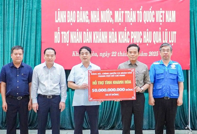 TPHCM v&agrave; Kh&aacute;nh H&ograve;a: Nghĩa T&igrave;nh Đồng B&agrave;o Trong Cơn Hoạn Nạn &ndash; Dốc To&agrave;n Lực T&aacute;i Thiết Sau Lũ- Ảnh 1.