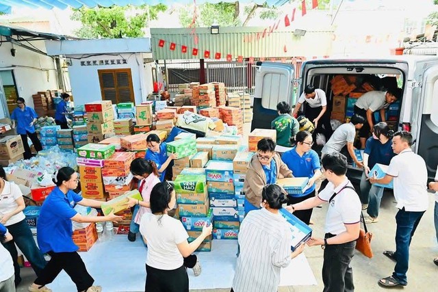 TPHCM v&agrave; Kh&aacute;nh H&ograve;a: Nghĩa T&igrave;nh Đồng B&agrave;o Trong Cơn Hoạn Nạn &ndash; Dốc To&agrave;n Lực T&aacute;i Thiết Sau Lũ- Ảnh 4.