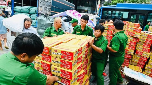 TPHCM v&agrave; Kh&aacute;nh H&ograve;a: Nghĩa T&igrave;nh Đồng B&agrave;o Trong Cơn Hoạn Nạn &ndash; Dốc To&agrave;n Lực T&aacute;i Thiết Sau Lũ- Ảnh 2.