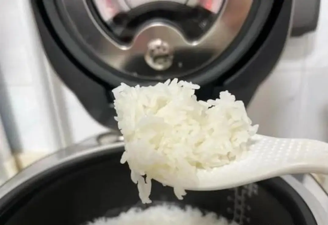 Có nên để nồi cơm điện luôn cắm điện ở chế độ giữ ấm?- Ảnh 1.